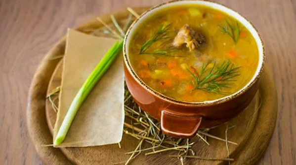 Уютный гороховый суп с тушенкой: быстро и вкусно в мультиварке