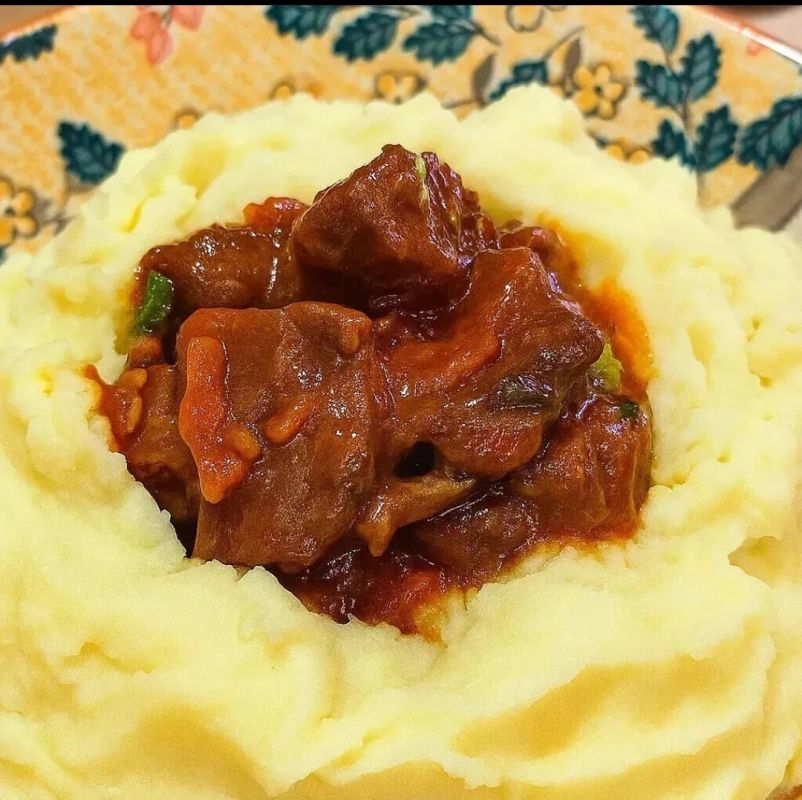 Классический гуляш с пюре: секреты вкусного обеда