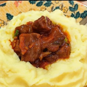 Классический гуляш с пюре: секреты вкусного обеда