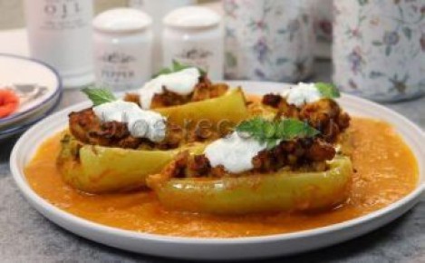 Неожиданный вкус: перцы, фаршированные курицей с ароматным соусом