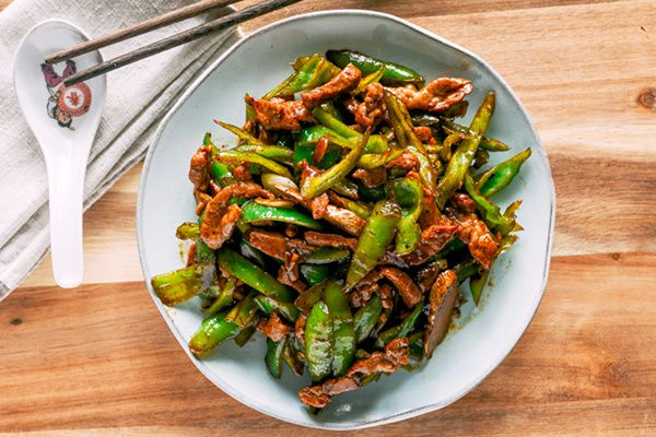 Традиционный китайский стир-фрай со свининой и перцем: быстро и вкусно
