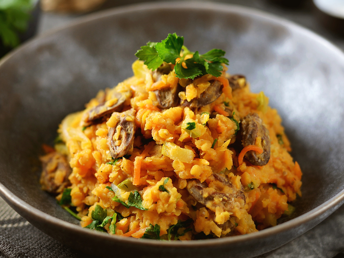 Нежные куриные сердечки с чечевицей: идеальный ужин без лишних забот