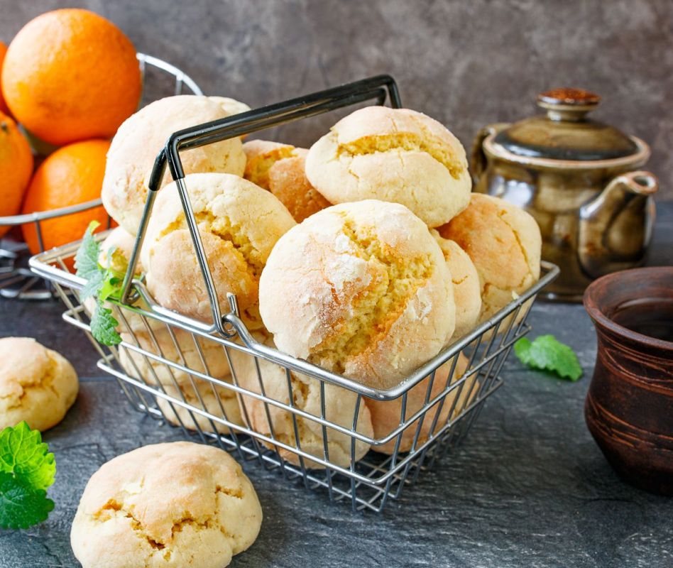Нежное апельсиновое печенье под сахарной пудрой: простой рецепт для поднятия настроения