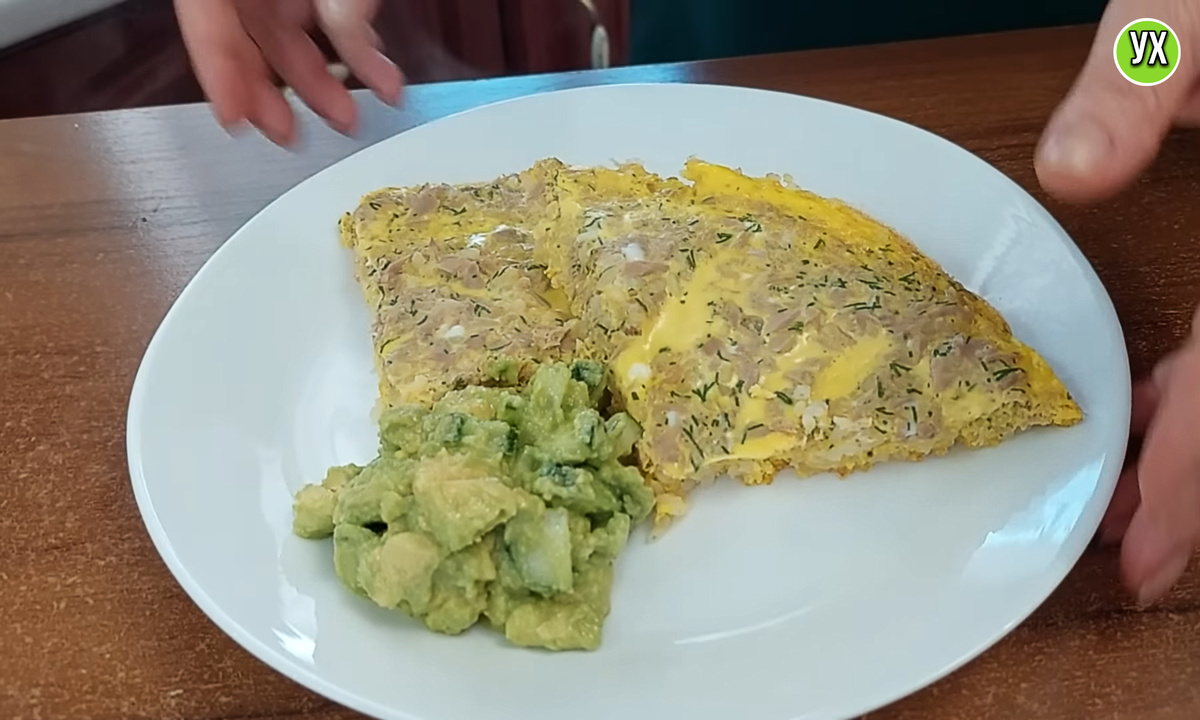 Вкусный завтрак за 15 минут: омлет с тунцом и салат из авокадо