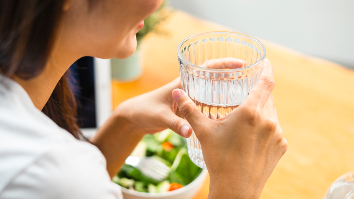 Пить воду во время приема пищи: полезно или вредно?