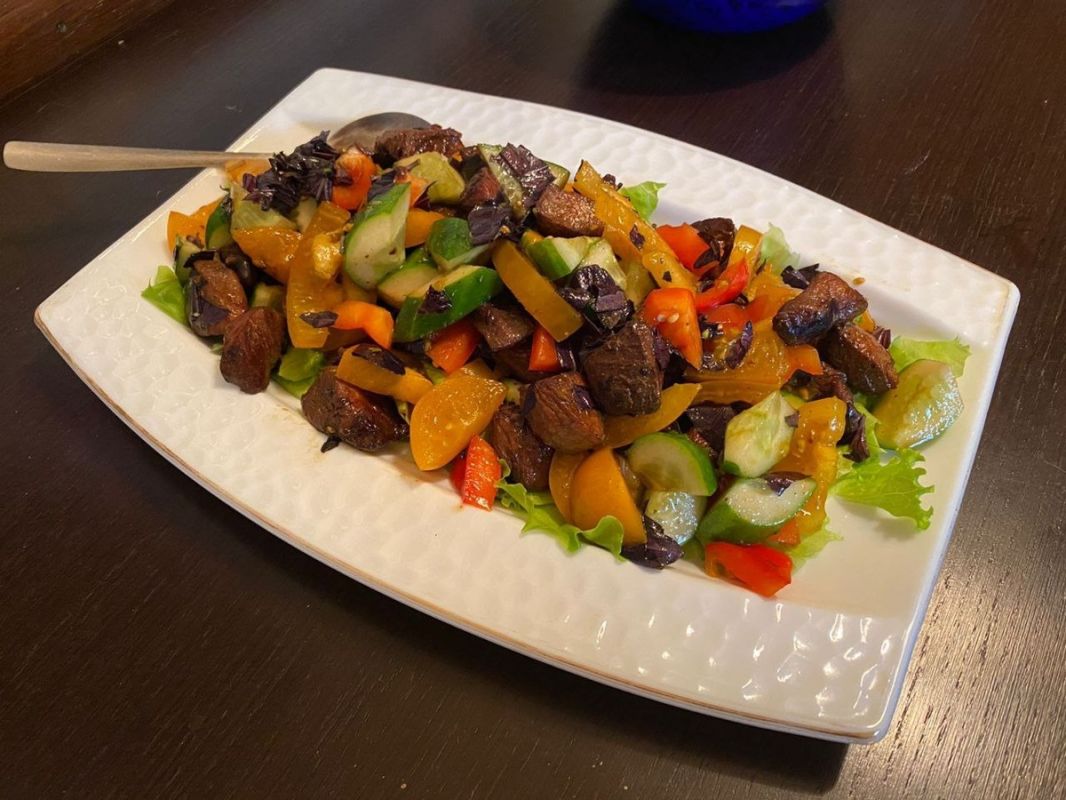 Неожиданный салат с индейкой, который покорил всех на вечеринке