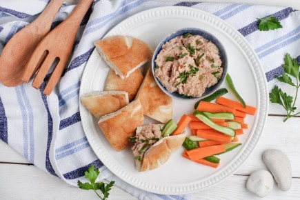 Пита с тунцом и овощами: утреннее наслаждение в Афинах