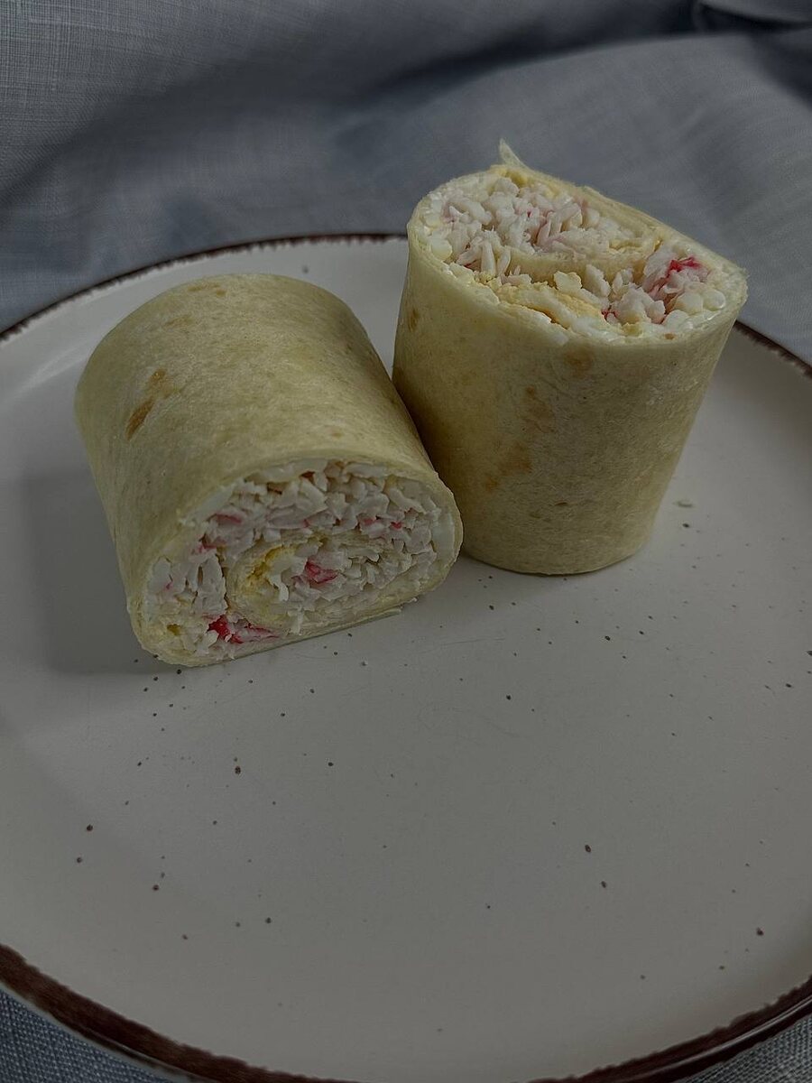 Вкусный ролл из тортильи с крабовым мясом: просто и быстро