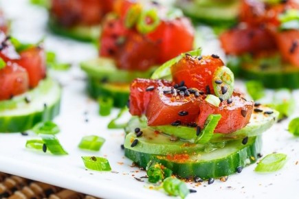 Тонкости приготовления острого тунца с авокадо и огурцом для ценителей вина