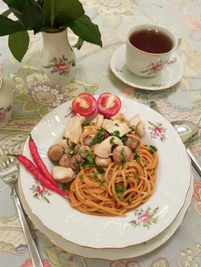 Спагетти с чесноком и острым перцем: идеальное сочетание с курицей и грибами