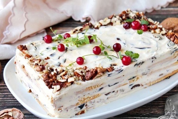 Необыкновенный торт из печенья с черносливом и грецкими орехами без выпечки