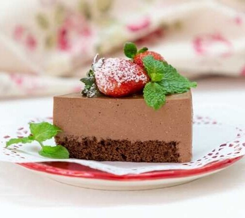 Изысканный шоколадный муссовый торт