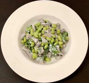 Салат с зелеными бобами и нежным языком: идеальное блюдо для гурманов