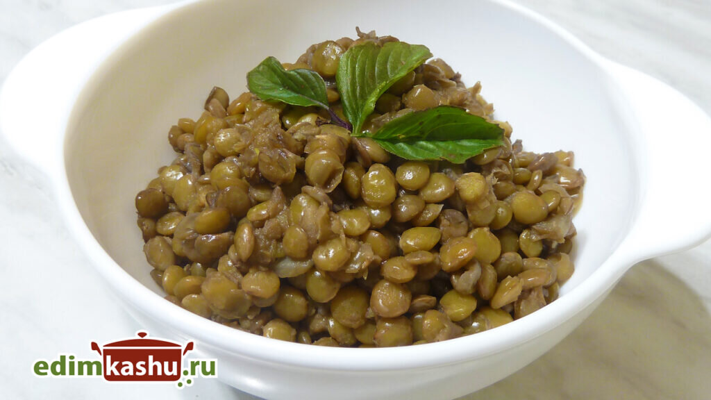 Зеленая чечевица с луком