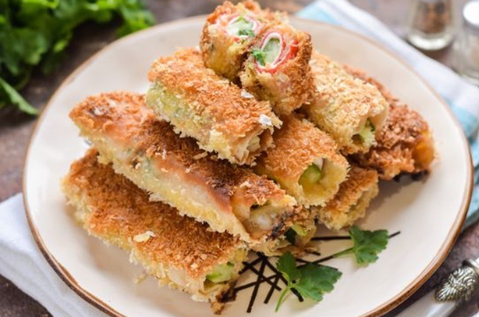 Рулетики из лаваша с крабовыми палочками и огурцом