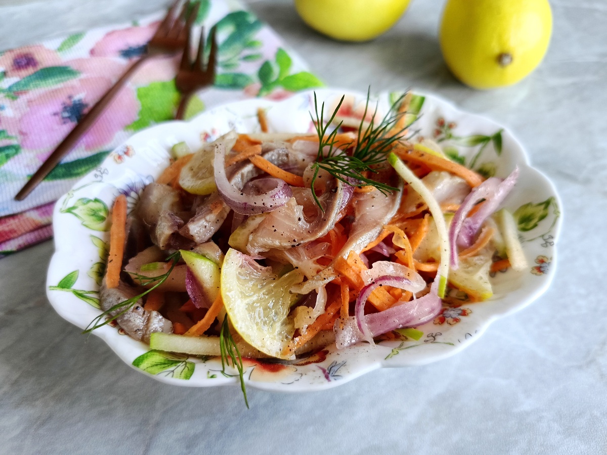 Непревзойденный вкус: Салат с селедкой и яблоками для ваших праздников