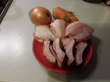 Насладитесь нежным пловом из бурого риса с копчеными ребрами и курицей