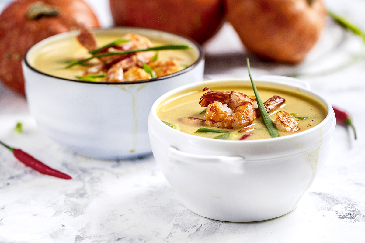 Уникальный тыквенный крем-суп с тигровыми креветками на кокосовом молоке