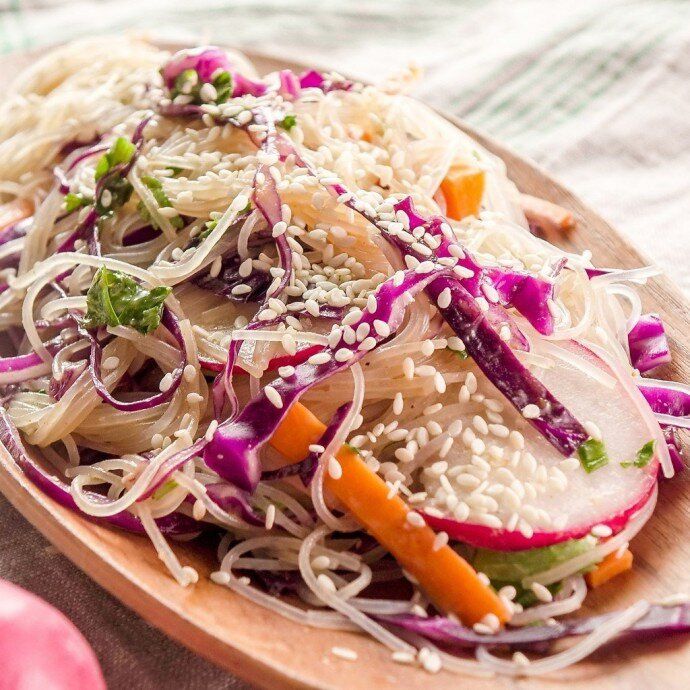 Вкусный азиатский салат с лапшой: свежесть и яркость на вашем столе