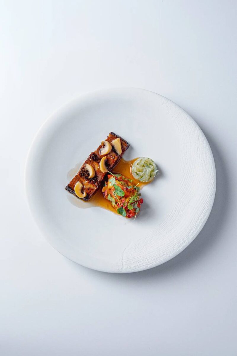 Говяжьи рёбра с овощами: искусство контрастов на вашей тарелке