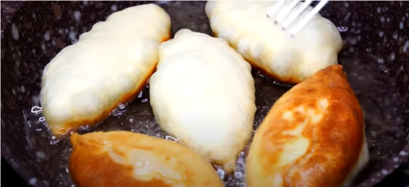 Приготовьте идеальное тесто для пирожков на кефире без дрожжей