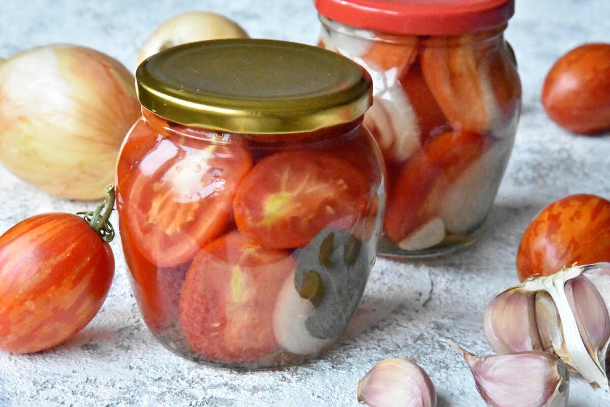 Проверенный временем рецепт помидоров с луком, который покорит ваши вкусовые рецепторы