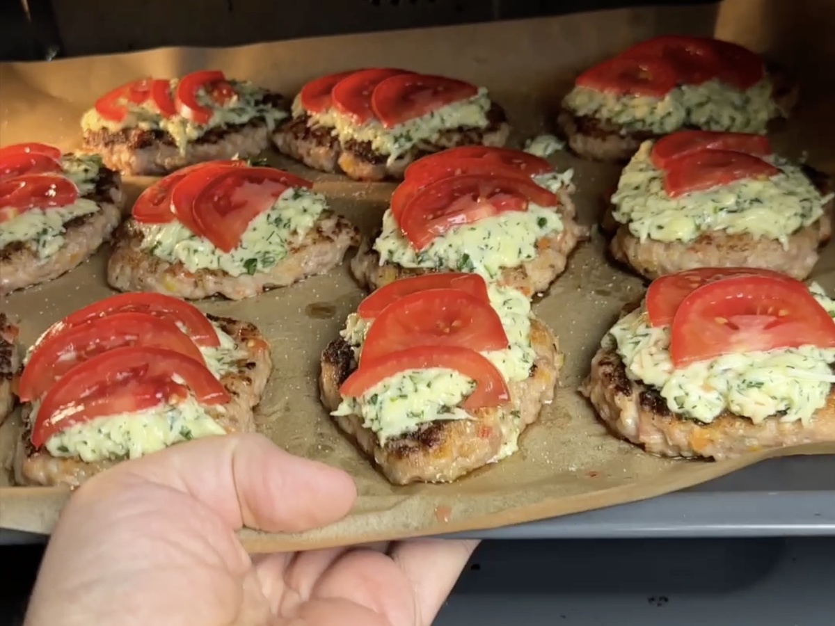 Котлетки со «столовской» шапочкой: вкусное и простое решение для ужина