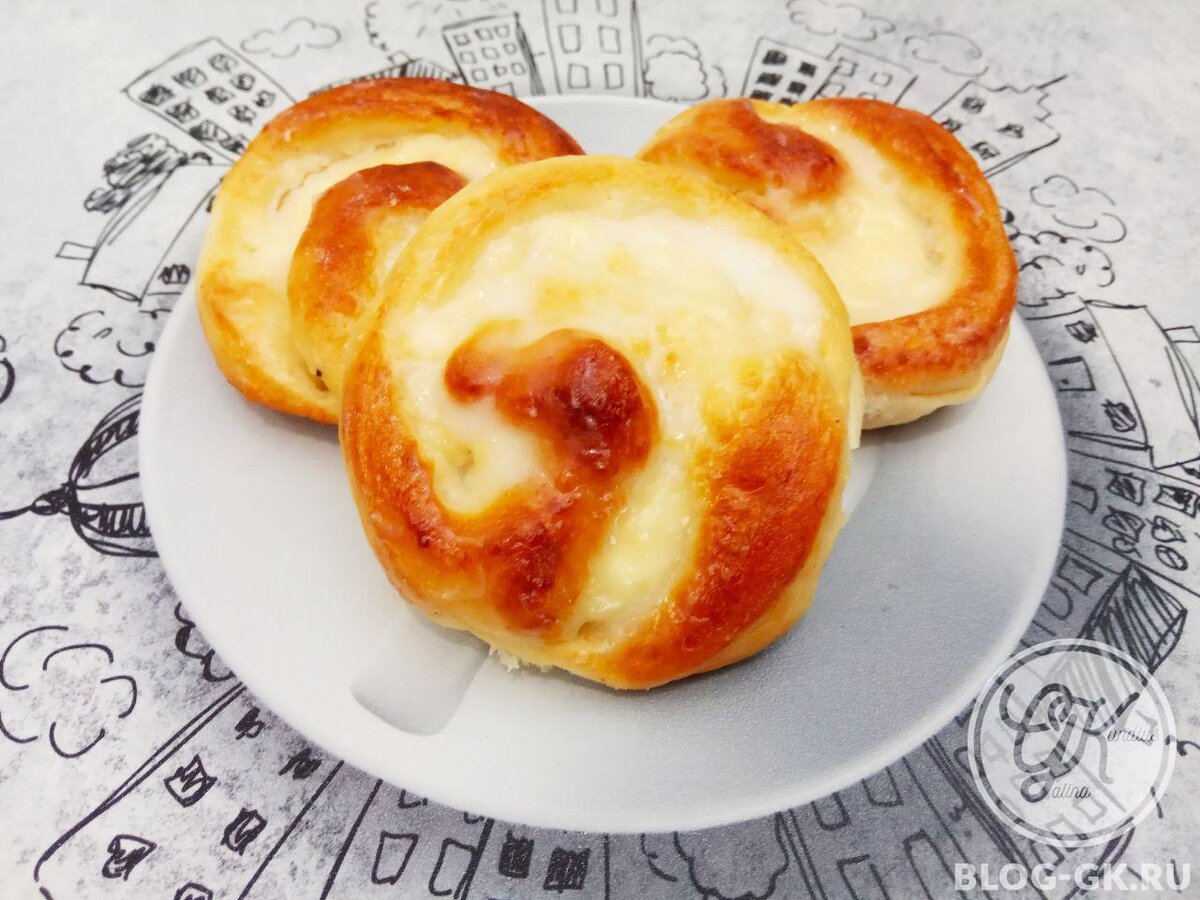 Творожные завитушки в сметанной заливке: простой и вкусный рецепт