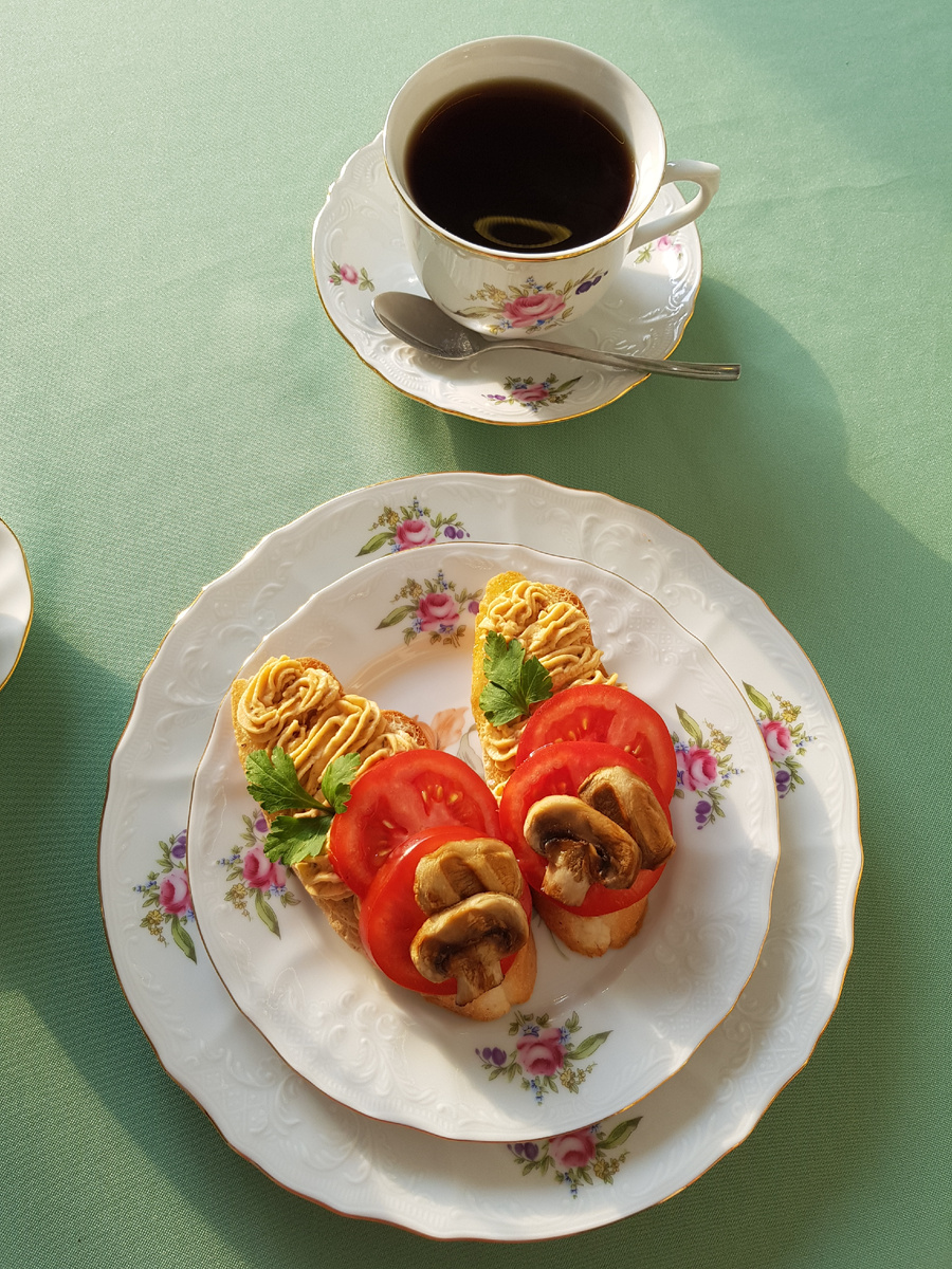 Весенний вкус: Брускетта с хумусом, грибами и помидорами