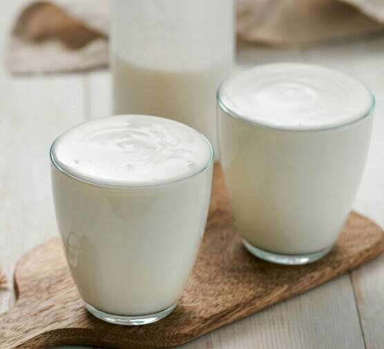 Кефир на ночь: полезности и риски, о которых стоит знать