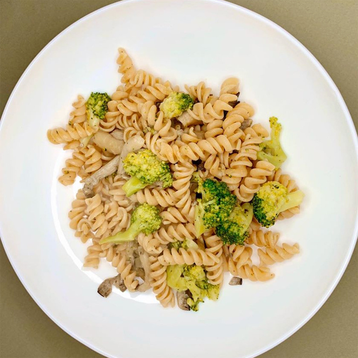 Нутовая паста с вёшенками и брокколи: просто и полезно