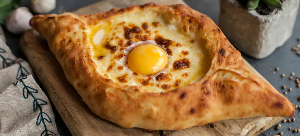 Хачапури по-аджарски: Погружение в мир грузинской кухни