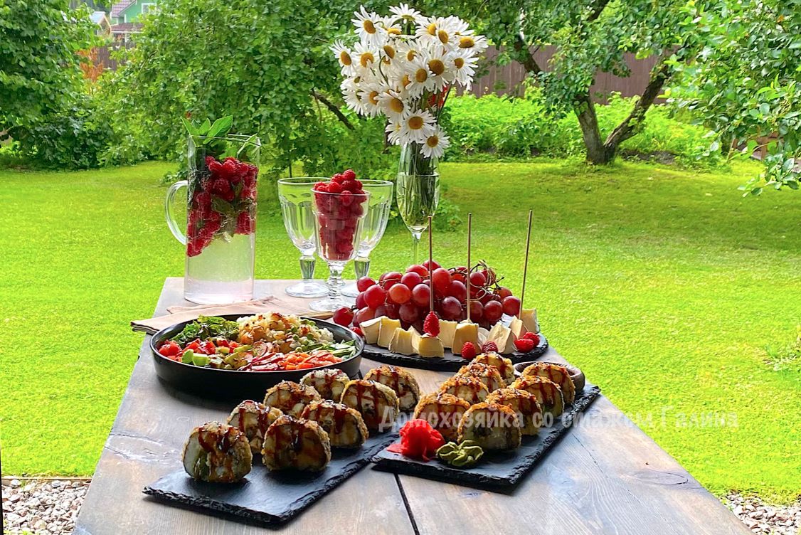 Как дождь добавил уютного шарма к ужину в беседке