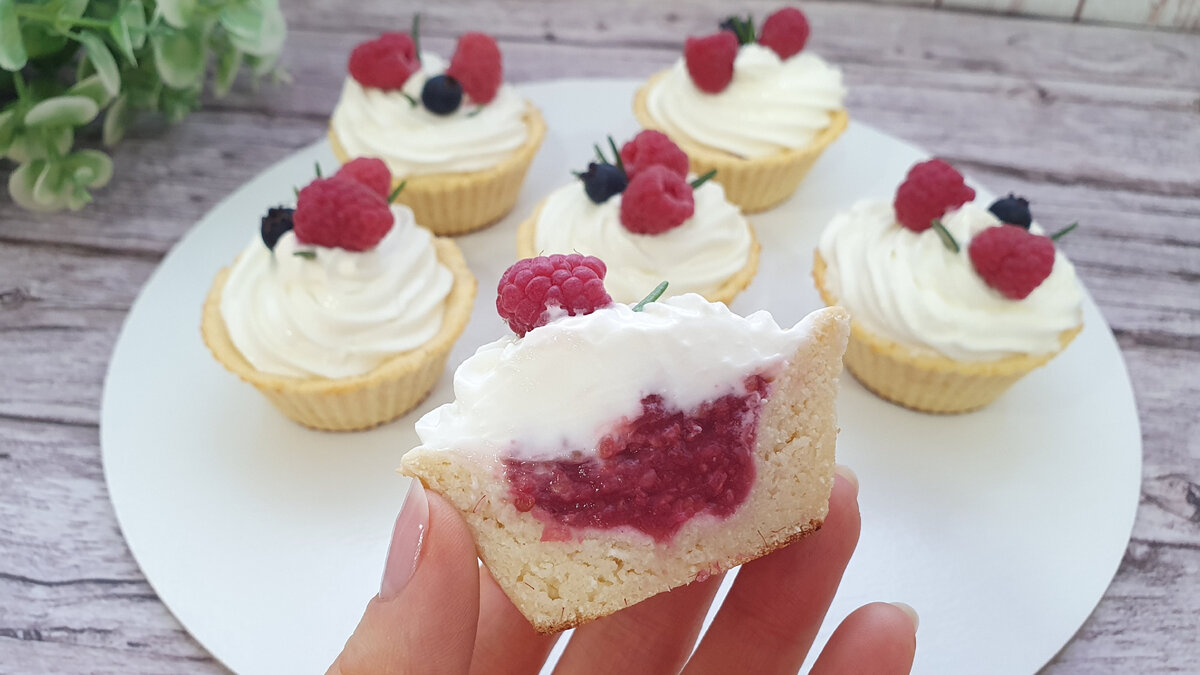 Вкусные корзиночки с творожным кремом и ягодами: простой рецепт