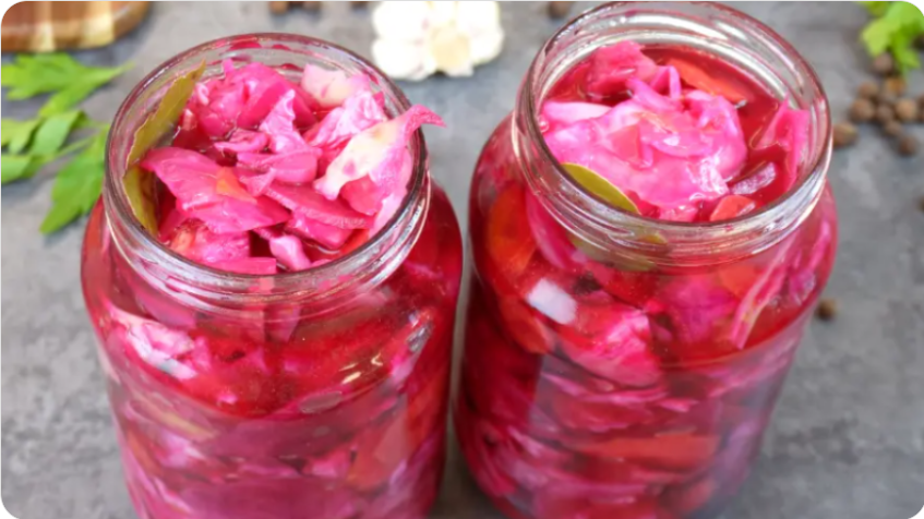 Неповторимый рецепт хрустящей капусты со свеклой, который станет вашим фаворитом