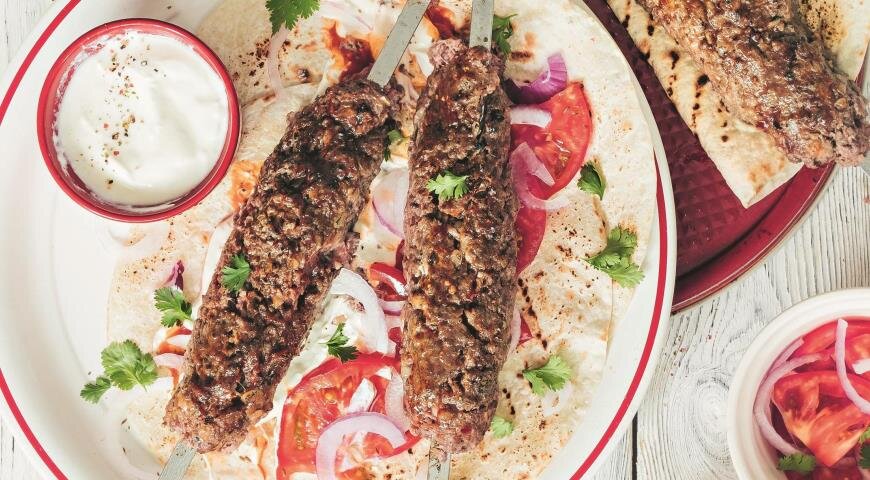 Как приготовить идеальные кебабы на лепешке с помидорами
