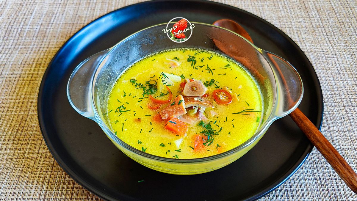 Нежный суп с копчёной курицей и сыром для уютного обеда