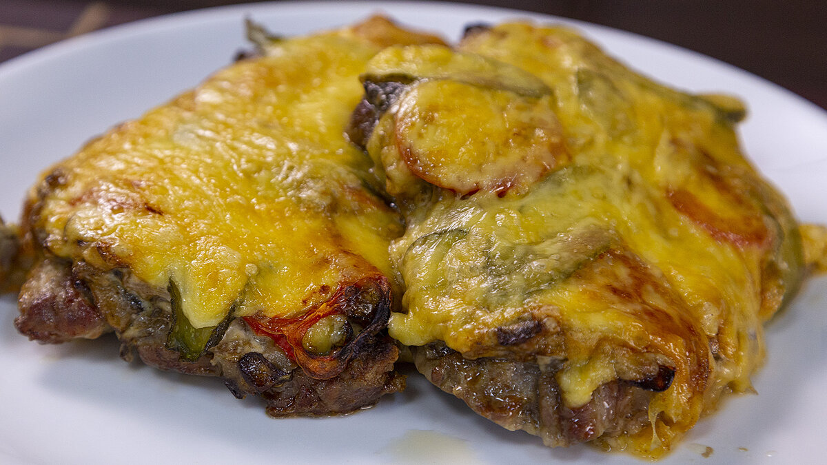 Классика на праздничном столе: мясо по-французски с солеными огурцами