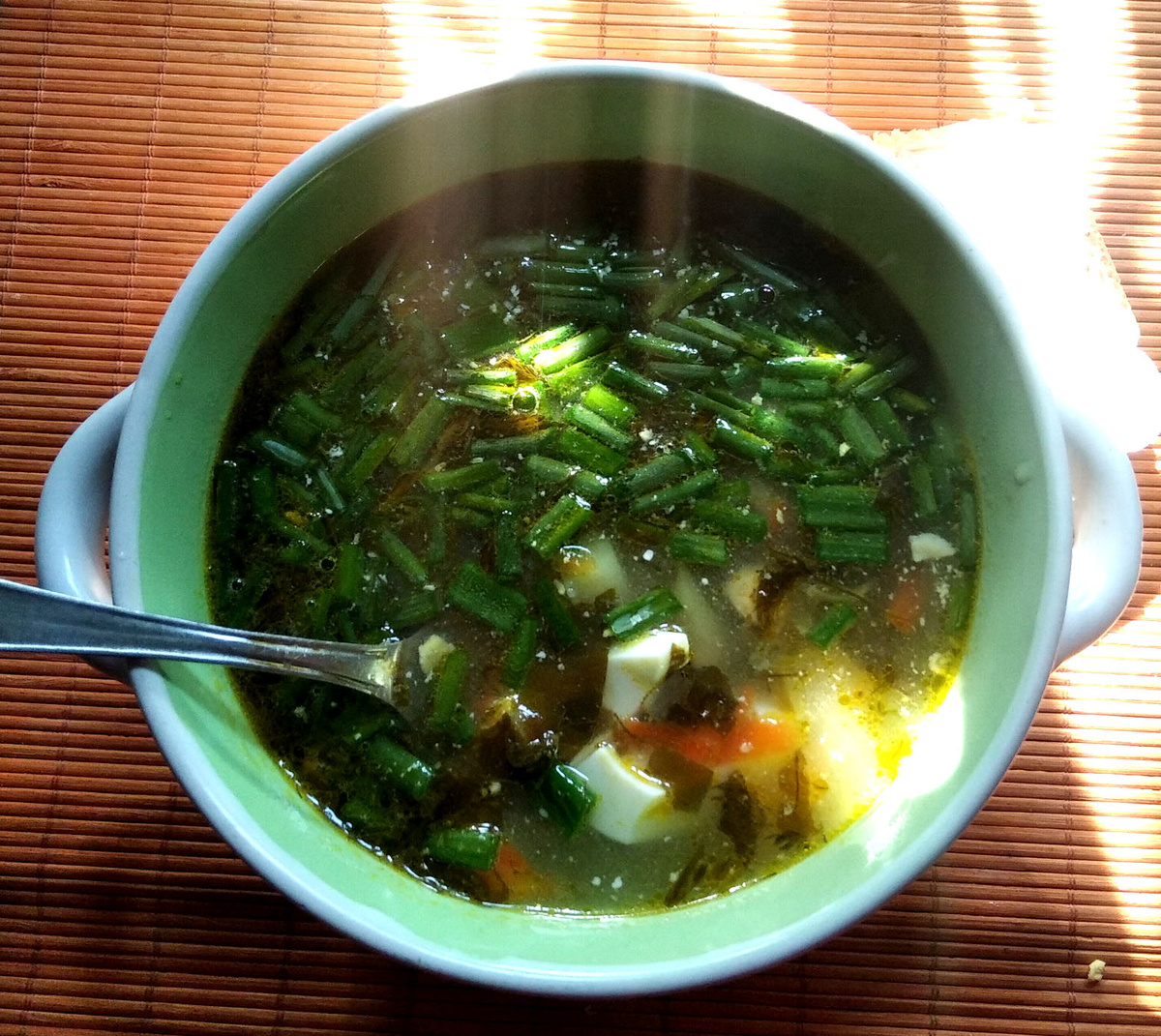 Весенние радости на тарелке: как приготовить зелёный борщ со щавелем