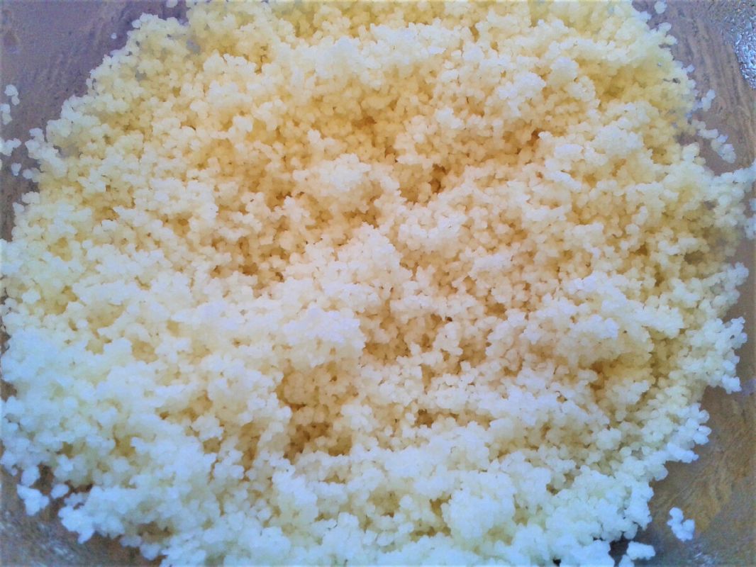 Яркий летний салат с кус-кусом и свежими овощами