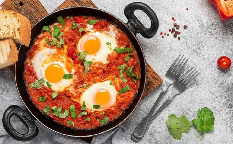 Как яичница с овощами и зеленью может изменить ваше представление о завтраке