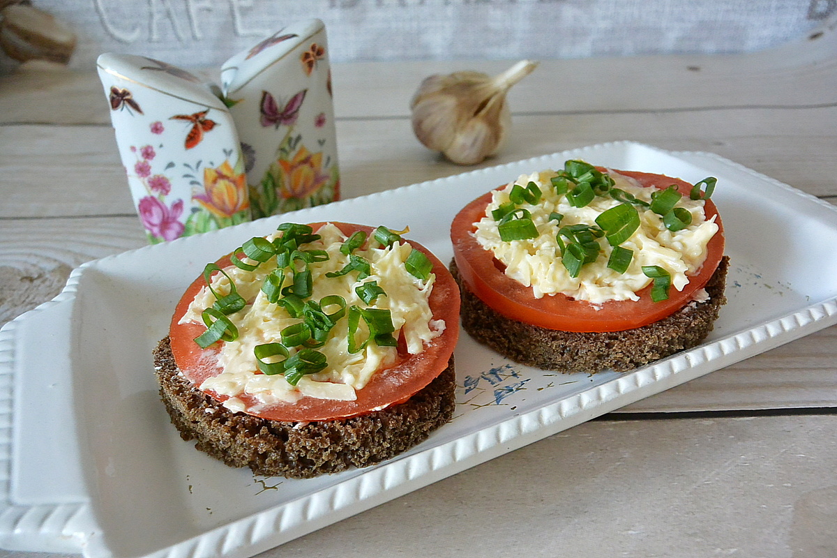 Необычные бутерброды с помидорами и сыром для быстрого перекуса