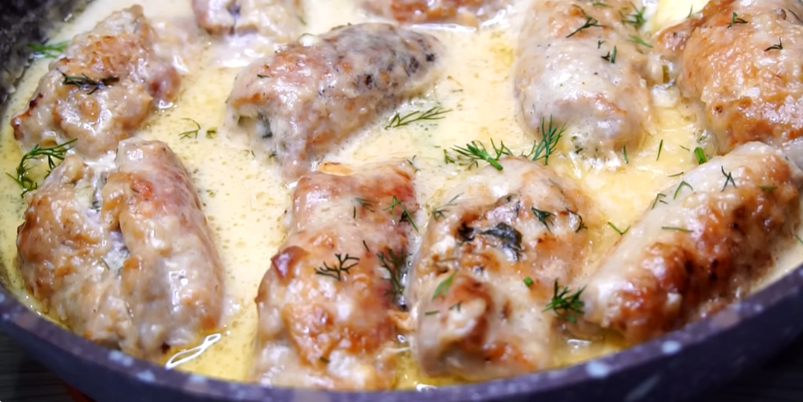 Мясные рулетики в сметано-чесночном соусе, которые стоит попробовать на ужин
