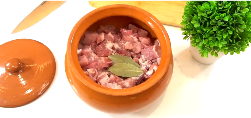 Нежное мясо по-русски с уникальной подливкой: семейный рецепт для дорогих гостей