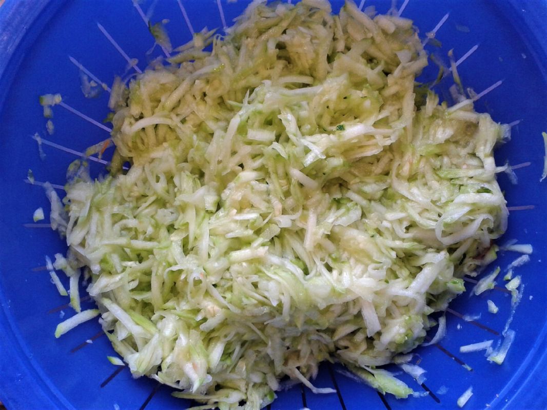 Легкая и сочная запеканка из кабачков с курицей: рецепт без муки