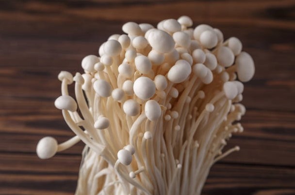 Эноки: как зимние грибочки завоевали кухонные сердца