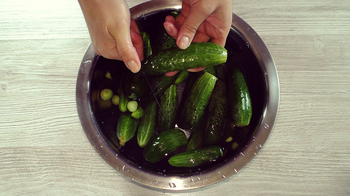 Заготовка хрустящих огурцов на зиму: секреты без стерилизации