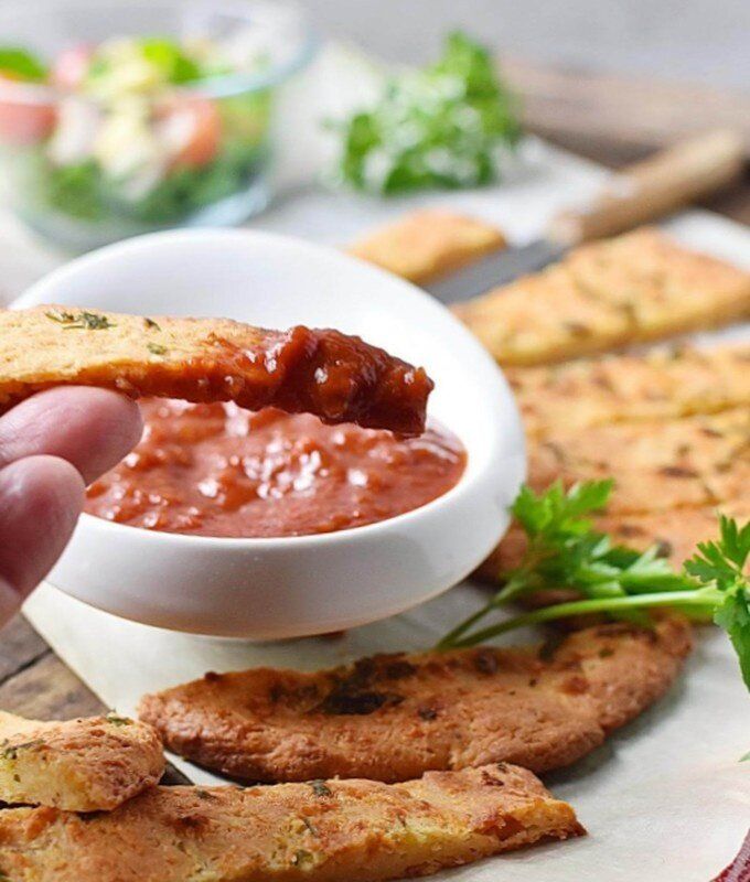 Необычная чесночная лепёшка с сыром: просто и вкусно