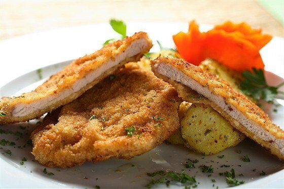 Свиные отбивные в панировке с пикантной морковной закуской