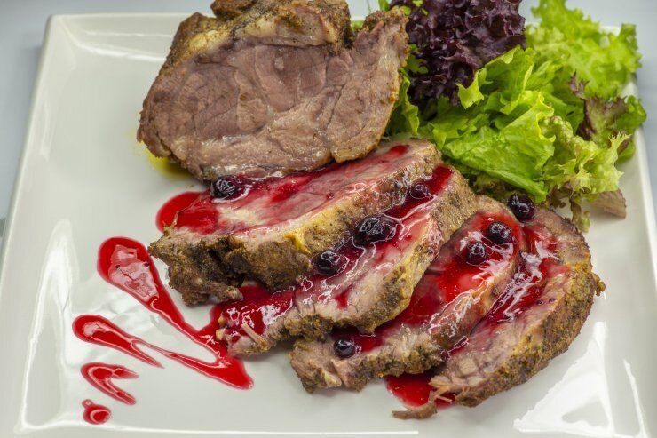 Необычное сочетание: свинина с соусом из черной смородины